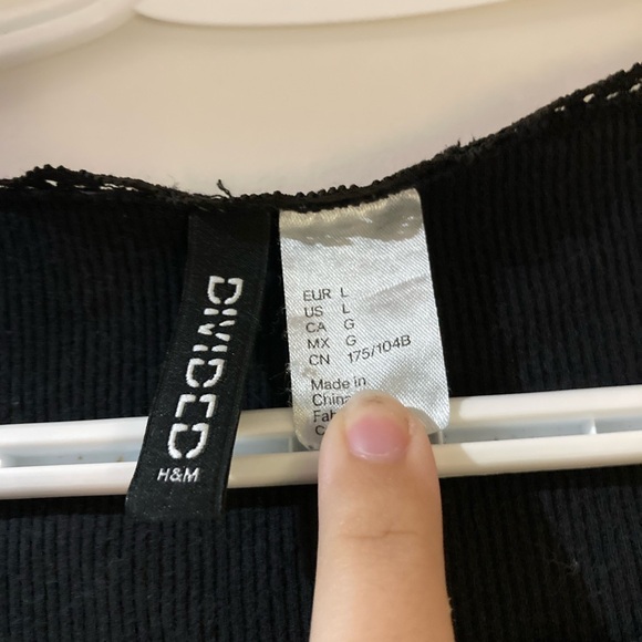 H&M floral lace trimmed scoop neck top - Picture 2 of 2